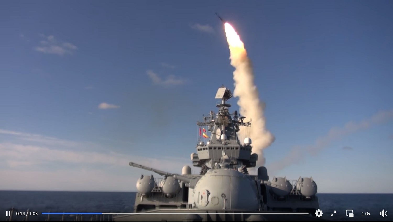 俄羅斯東部軍區新聞處11日通報，俄羅斯太平洋艦隊旗艦「瓦良格號」導彈巡洋艦和「特里布茨海軍上將號」驅逐艦在日本海完成了10枚導彈發射任務。   圖：截取Минобороны России臉書影片