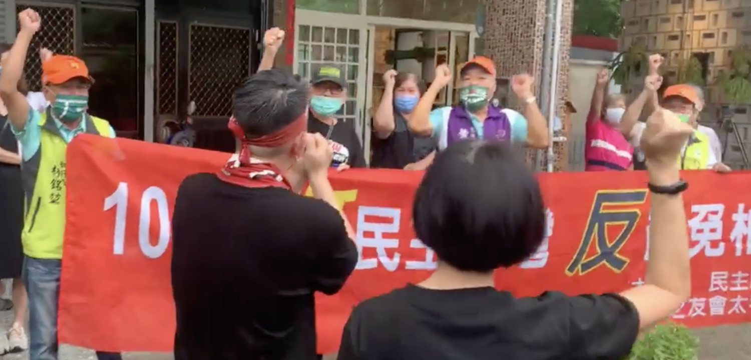陳柏惟100小時徒步選區行動 支持者雨中苦候打氣 | 政治 | Newt