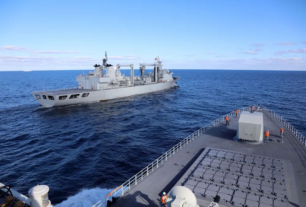 中國面對印太戰略與「AUKUS」的圍堵與遏制，近年來企圖建構「藍水海軍」的霸權擴張之路必將受阻。（圖為參加中俄「海上聯合-2021」演習的中國海軍南昌艦在日本海準備接受東平湖艦補給） 圖：翻攝自環球網 