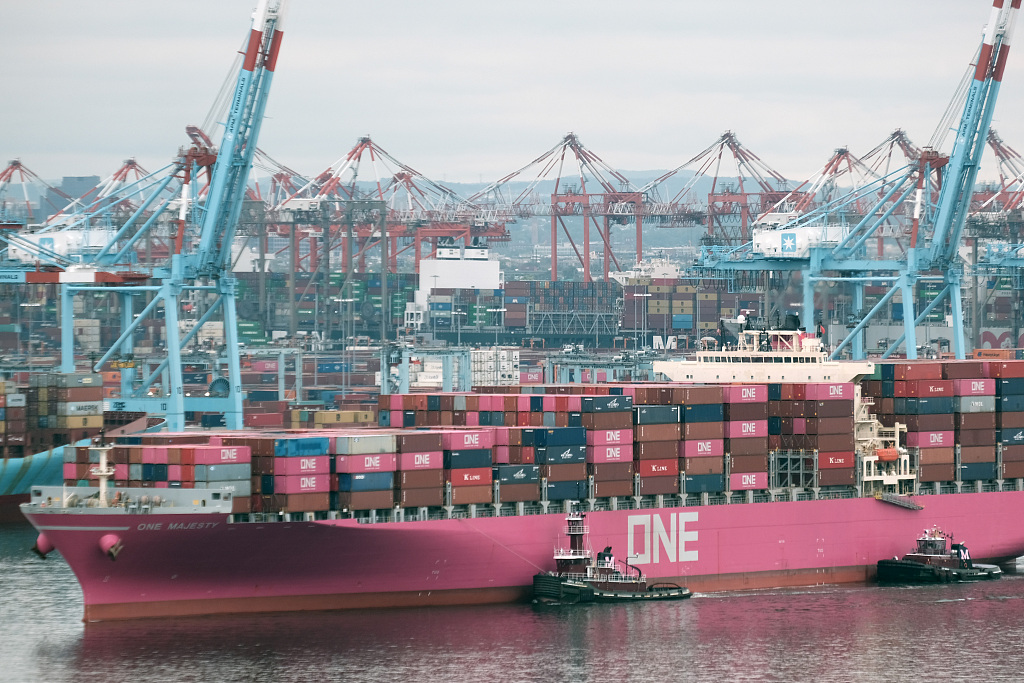 美國新澤西的港口充斥著中國運來的貨櫃，港口因缺卡車司機而造成貨櫃堵塞。   圖 : 翻攝自海外網