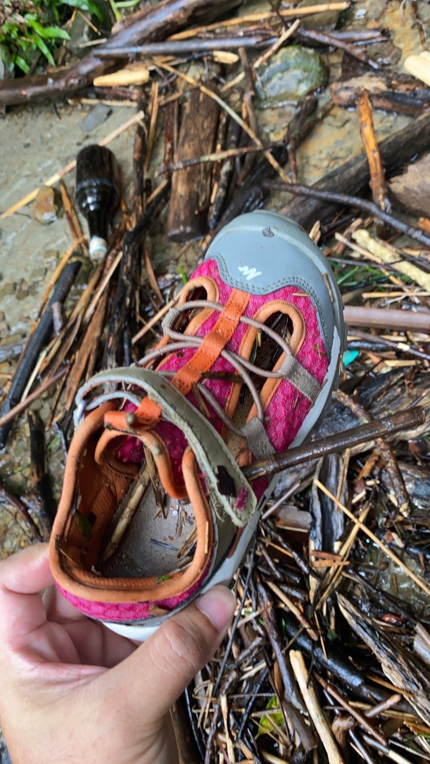 搜救人員發現疑似小女孩的鞋子及雨衣，是否為失蹤女童所有尚待確認。   圖：新北市消防局/提供