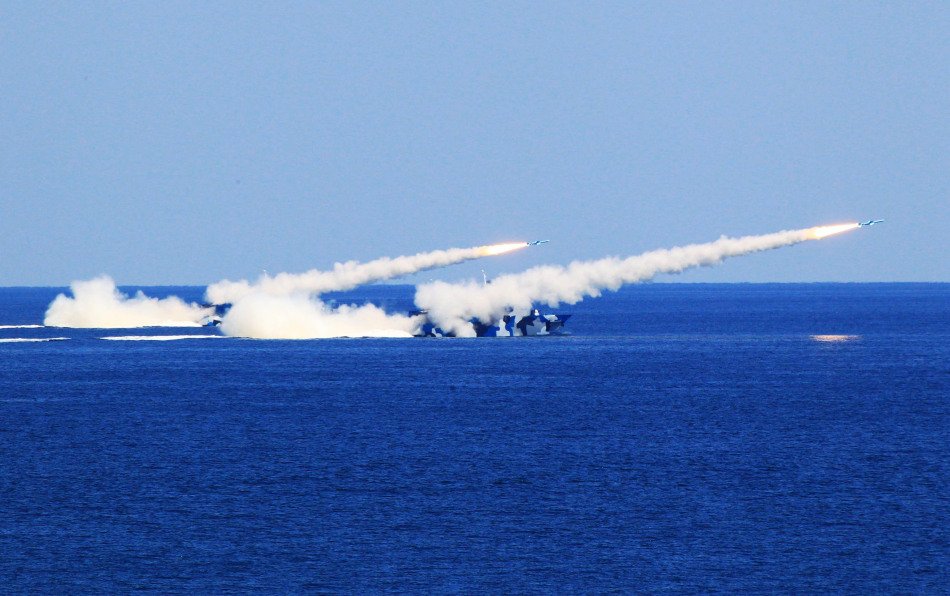 解放軍「22型飛彈快艇」發射「鷹擊-83」反艦飛彈。   圖：翻攝解放軍報