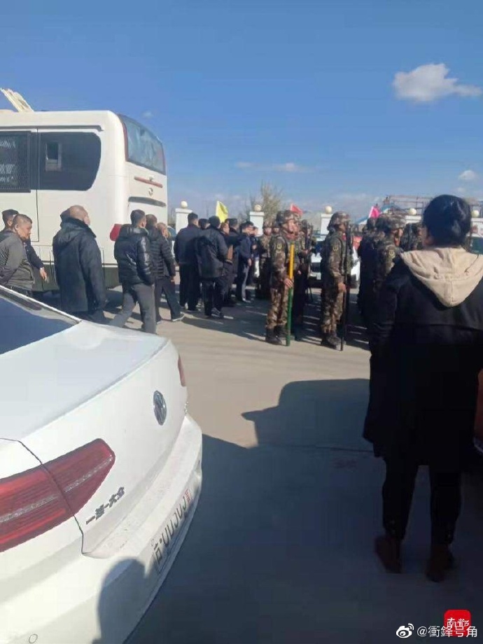 In order to round up Zhu Xianjian, a defector who escaped from prison, China sent a large number of military and police officers to search all intersections.Picture: Reversed from China's Charge Horn Weibo
