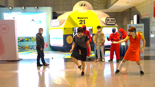 經發局長何怡明現場大秀踢毽子，以台灣童玩遊戲和民眾同樂。   圖：新北市經發局提供