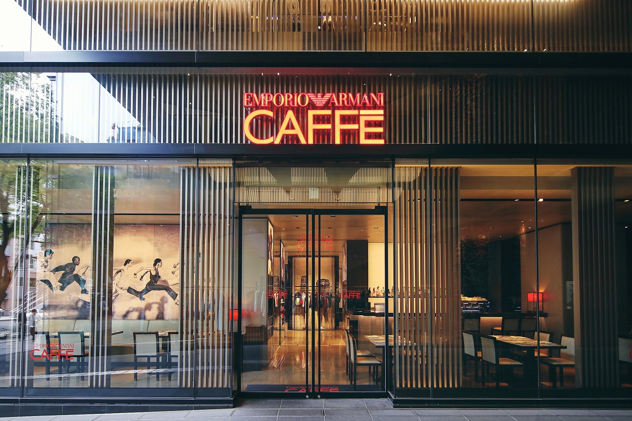 Emporio Armani精品附設咖啡館，期許帶給消費者一個購物後享受的放鬆空間。   圖：東京觀光事務所台灣辦事處／提供
