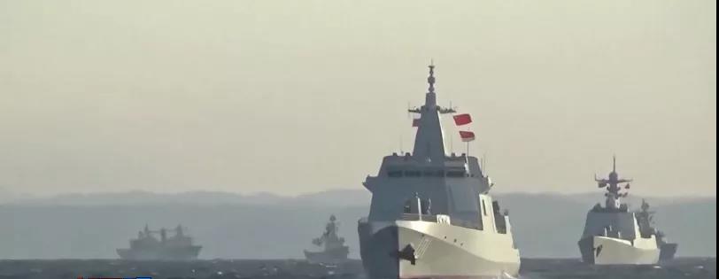 中、俄10艘聯合艦隊大張旗鼓通過日本津輕海峽，還要繞行日本一圈巡航。   圖 : 翻攝自中央電視台