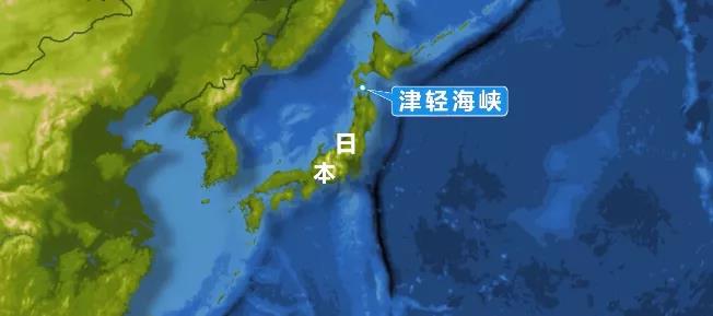 中、俄10艘聯合艦隊「割喉式」穿越日本本州與北海道之間的津輕海峽。   圖 : 翻攝自中央電視台