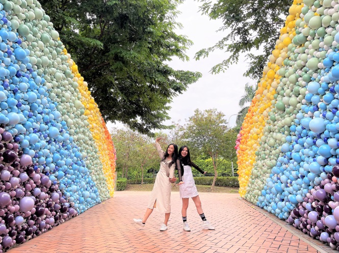 陶博館戶外陶瓷藝術園區「許願糖果牆」，是全臺唯一由2萬顆彩色陶球打造而成的網美打卡景點！   圖：鶯歌陶瓷博物館提供