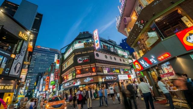 南韓應對COVID-19新冠病毒最新「分階段恢復日常生活」草案25日出爐。圖為南韓首爾市街景。   圖：翻攝陸網每日頭條/旅遊