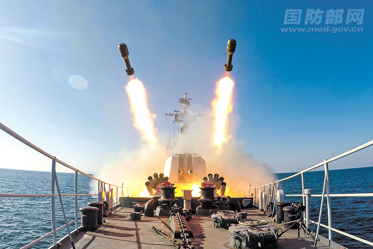 解放軍北部戰區海軍驅逐艦實戰化訓練，射擊「反潛火箭深彈」。   圖：翻攝中國「國防部網」