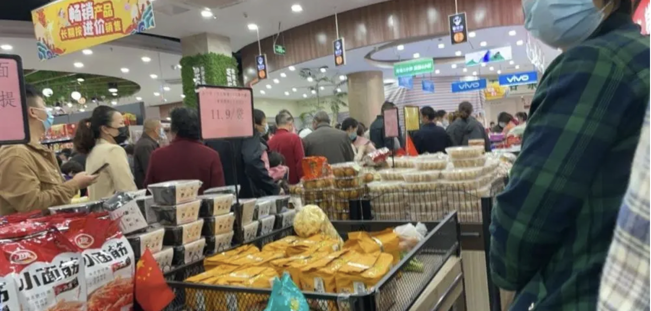 中國糧荒疑雲發酵，常州民眾在超市大排長龍搶購物資。   圖：翻攝自微博