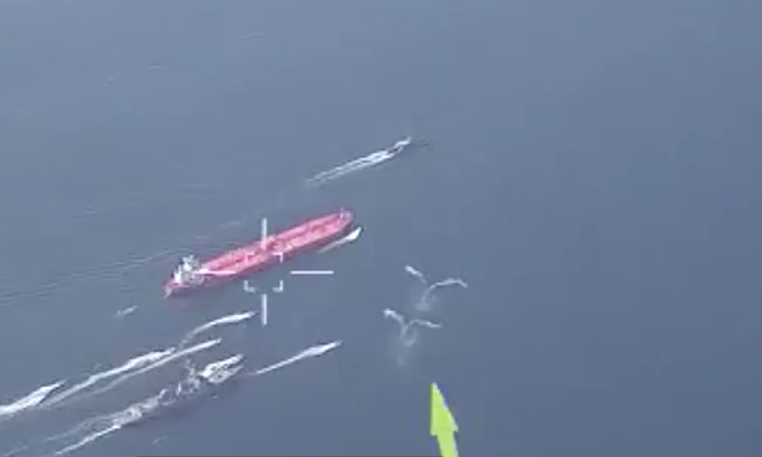 為爭奪油輪(中間紅色船隻)，美軍艦 (右下方) 與伊朗革命衛雙方距離甚近。   圖：擷取自環球網