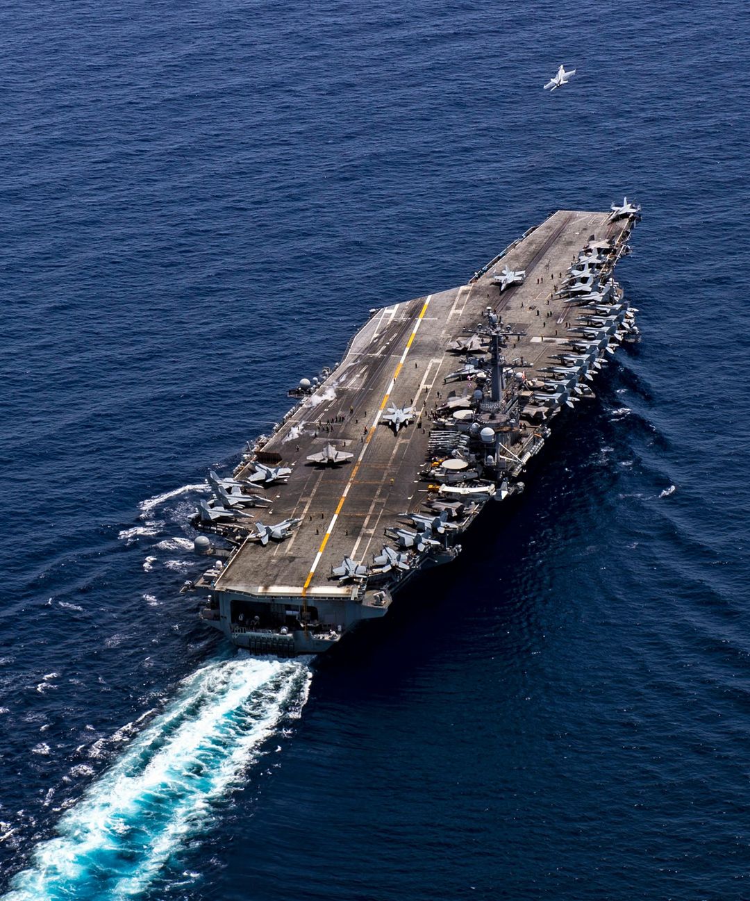 美軍航空母艦「卡爾文森號(CVN-70)」在南海演訓航行。   圖：翻攝U.S. Pacific Fleet臉書