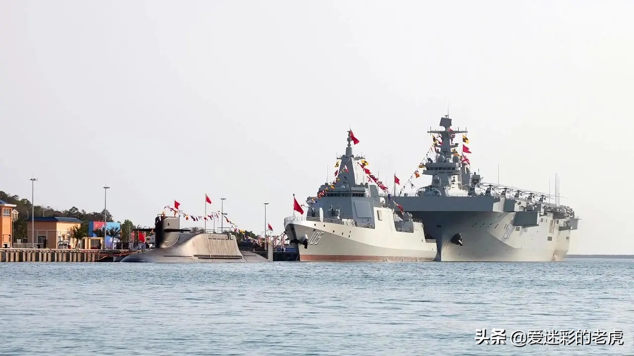 4月23日，解放軍新增3艘主力戰艦。由左而右為094A核潛艇「長征18號」、055飛彈驅逐艦「大連號」、075兩棲攻擊艦「海南號」。   圖：翻攝陸網/頭條@愛迷彩的老虎（資料照）