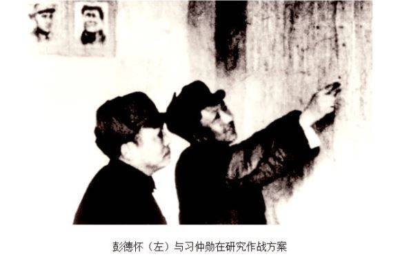 彭德懷（左）與習仲勛在研究作戰方案舊照，被暗喻彭帥與前副總理。   圖:翻攝自網路