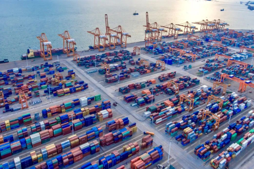 中國去年第四季經濟成長嚴重趨緩，出口也同樣面臨問題。   圖：中國遠洋海運集團有限公司官網（資料照）