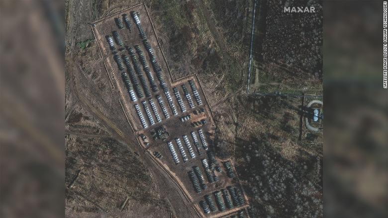 俄羅斯靠近烏克蘭邊界的葉爾尼亞的裝甲部隊和支援設備的近景。根據報導，俄羅斯在烏克蘭邊境屯兵高達12萬人。   圖 : 翻攝自MAXAR衛星影像