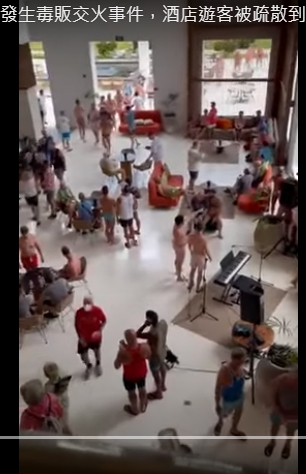 墨西哥加勒比海度假勝地坎昆（Cancun）附近的海灘發生了槍戰，槍擊事件發生時，遊客連忙躲進旅館大廳。   圖 : 推特影片截圖
