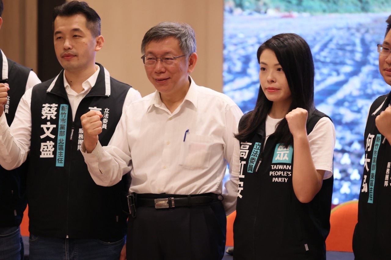 高虹安簽名連署,支持柯文哲為民眾黨2024總統選舉被提名人。 圖:民眾黨 / 提供(資料照)