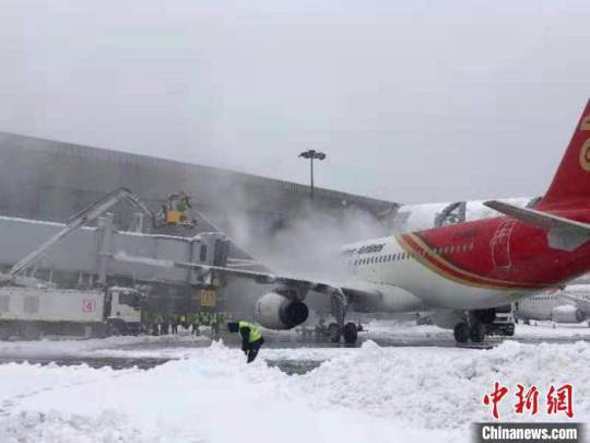 暴雪、寒潮狂襲中國大陸，多省發布緊急通知：停課！停運！停航！圖為瀋陽機場封閉。   圖：翻攝中新網