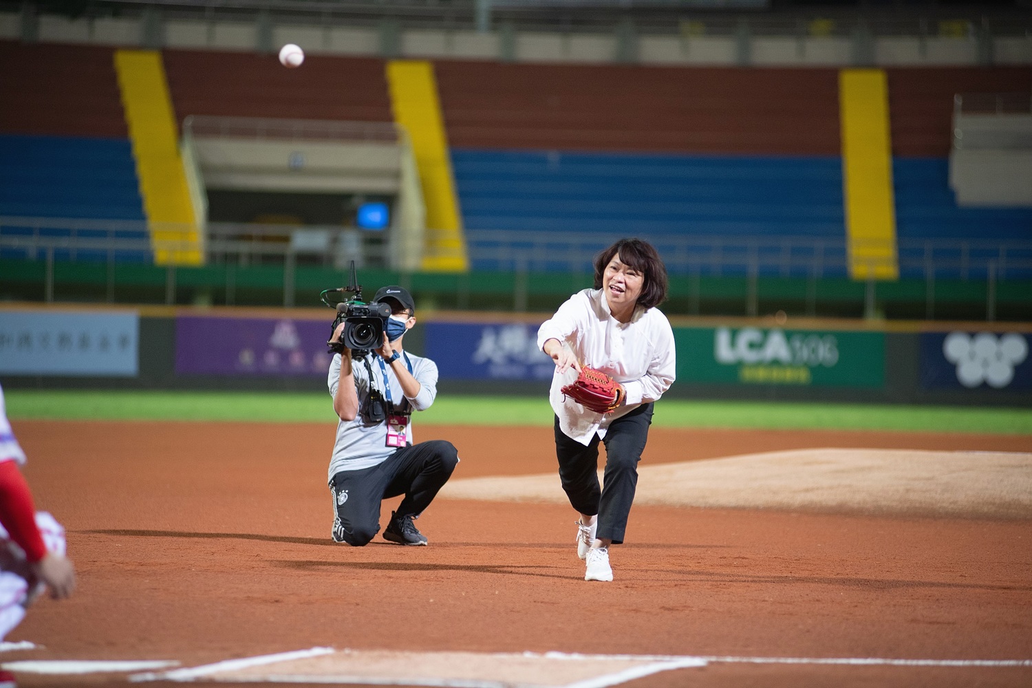 2021年中華職棒在嘉義市開打，市長黃敏惠獲邀開球。   圖：嘉義市政府/提供