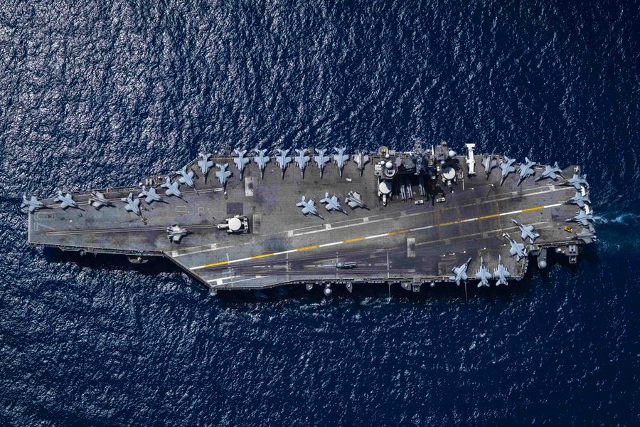 美國防部官方推特帳號發出一張尼米茲級航空母艦卡爾文森號在南海演訓航行的鳥瞰圖，並問「你能數出多少飛機？」   圖：翻攝自美國國防部推特