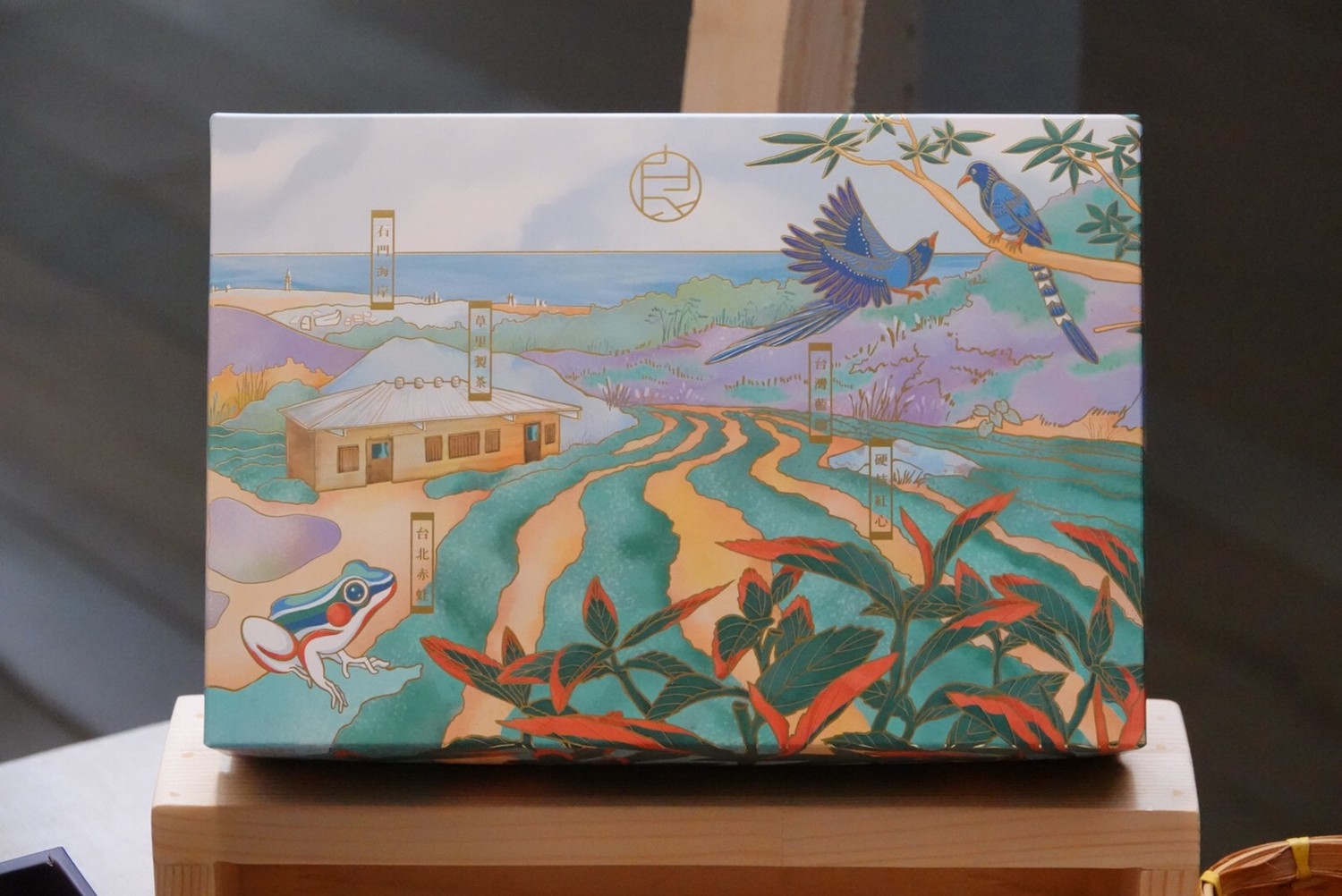 淡江大學與一良茶屋合作設計的鐵觀音禮盒。   圖：新北市農業局提供