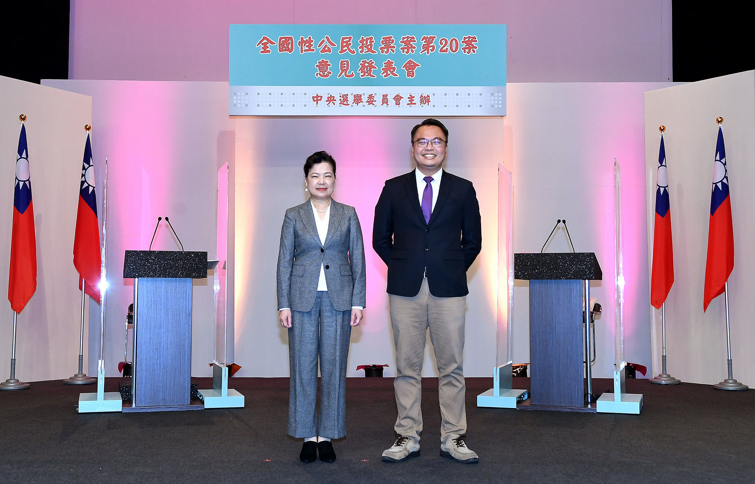 經濟部長王美花（左）與陳憲政律師（右）。   圖：中選會提供。