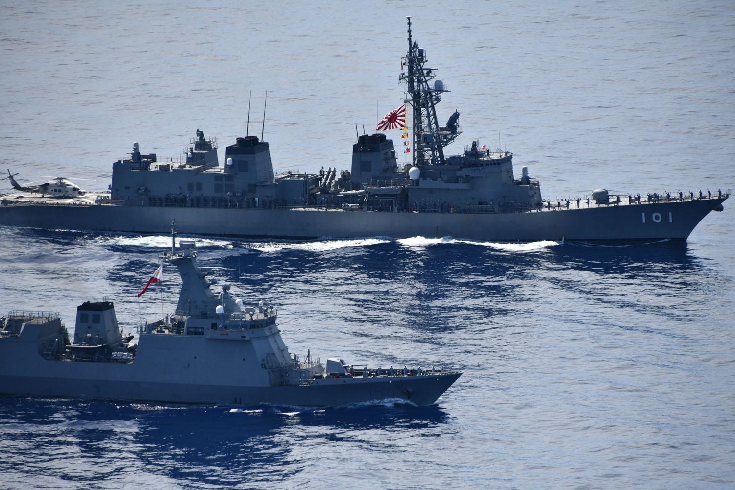 日本海上自衛隊「村雨型」護衛艦「村雨號(DD-101)」與菲國「荷塞·黎剎號(FF-150)」巡防艦在菲律演海域進行海上友好訓練。   圖：翻攝防衛省 海上自衛隊推特
