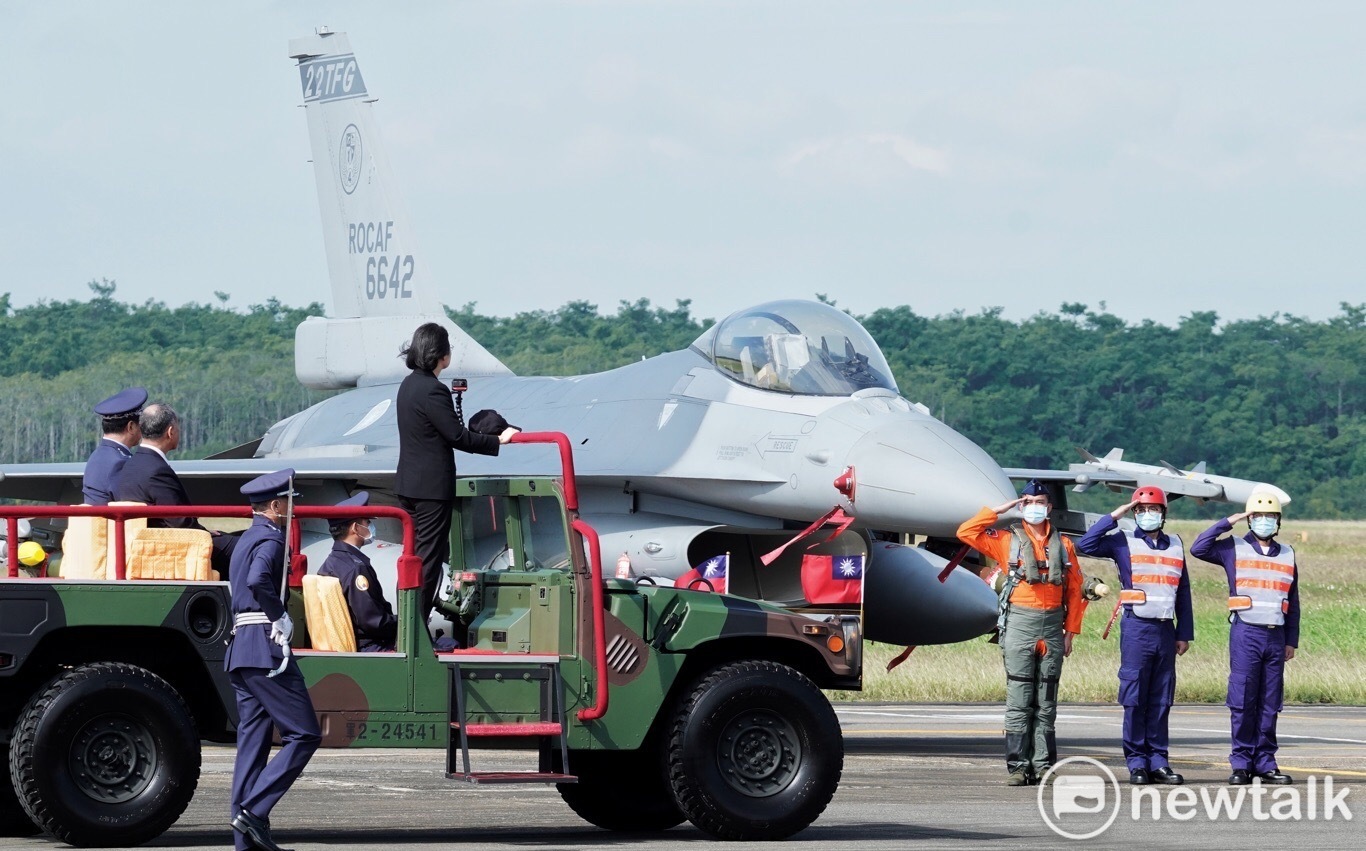 （影）全球首支F-16V戰鬥機隊成軍 蔡英文出席典禮擔任大閱官 | 政治