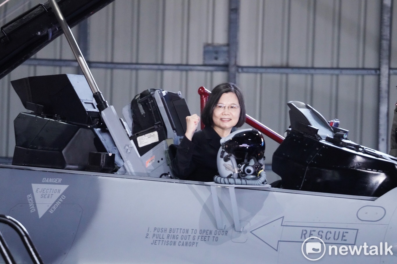 蔡英文總統上午在F-16V BLK型機性能提升接裝典禮上，親自登機檢閱裝備並合影。   圖：張良一/攝