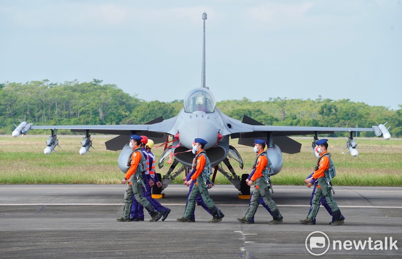 空軍飛官、地勤人員與F-16V戰機。    圖：張良一/攝
