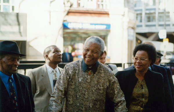 2000年，退休南非總統曼德拉訪問倫敦經濟學院。   圖：翻攝維基百科