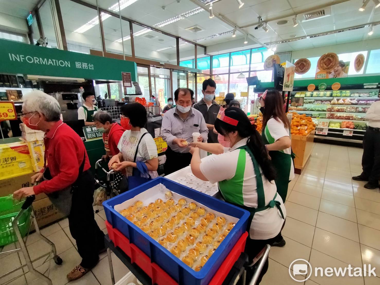楓康超市蛋黃酥免費試吃，吸引不少消費者。    圖：唐復年/攝