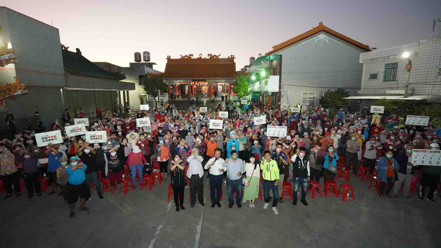 民進黨今天在嘉義縣義竹鄉舉行公投宣講會，民眾反映熱烈。   圖：蔡易餘服務處/提供