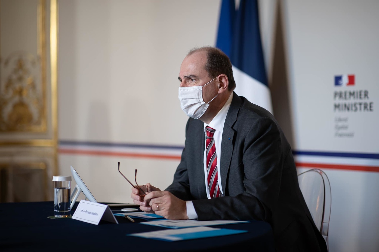 法國政府6日召開疫情防務會議，研究應對第五波疫情可能採取的新措施。總理卡斯泰（Jean Castex）舉行記者會。   圖：翻攝自法國政府臉書