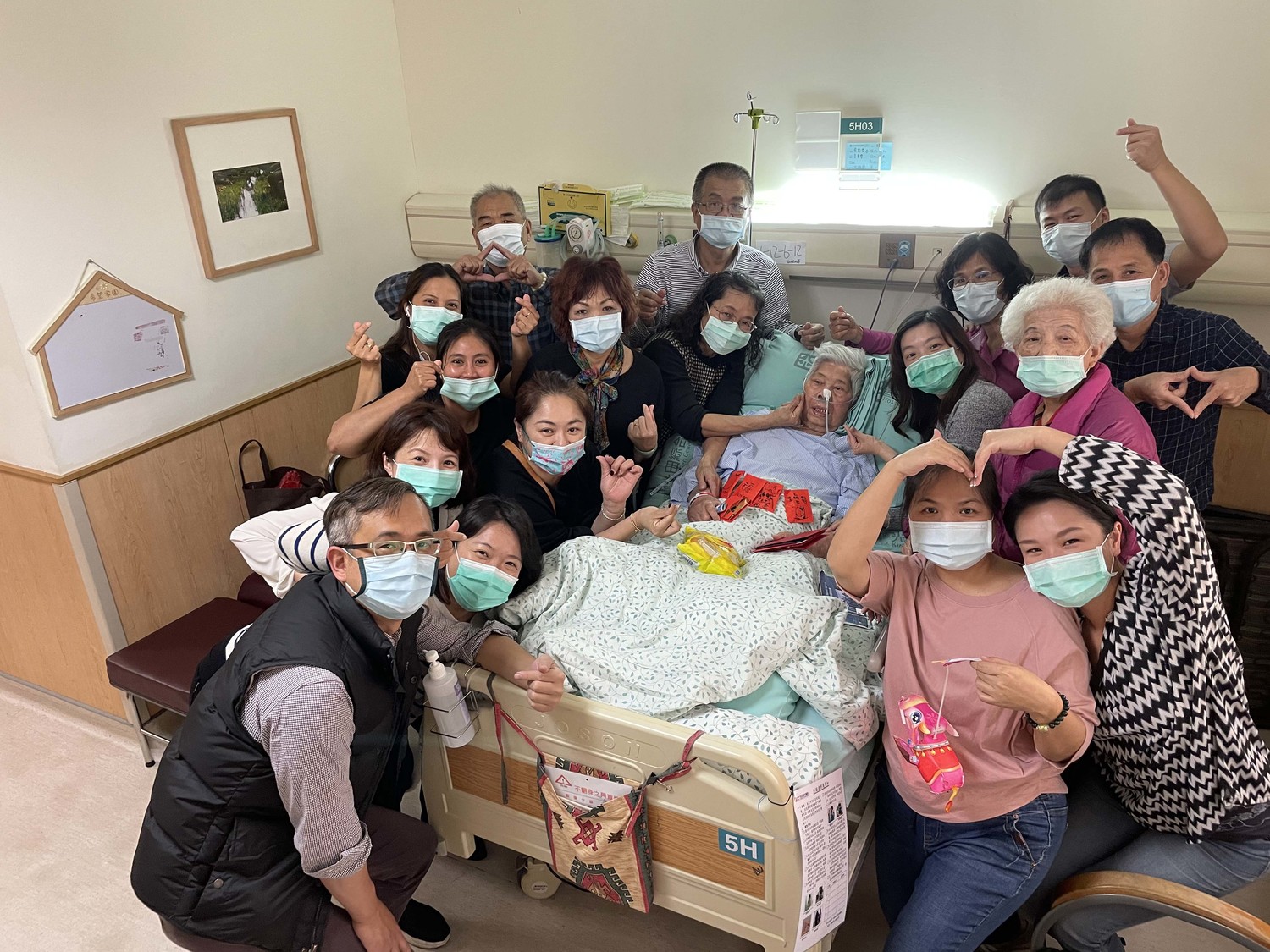 蔡劉阿嬤在安寧病房與家人團聚。   光田綜合醫院/提供