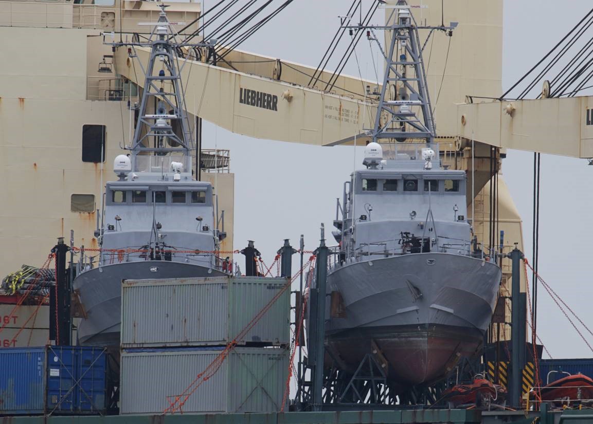 在抵達烏克蘭敖德薩黑海港口的貨輪 Ocean Grand 上看到為烏克蘭海軍改裝的前美國海岸警衛隊巡邏艇。   圖 : 達志影像 / 路透社