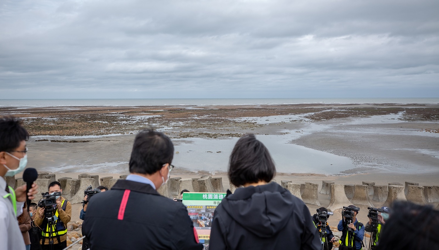 總統蔡英文與桃園市長鄭文燦在觀新藻礁前防波堤聽取簡報。   圖：總統府提供