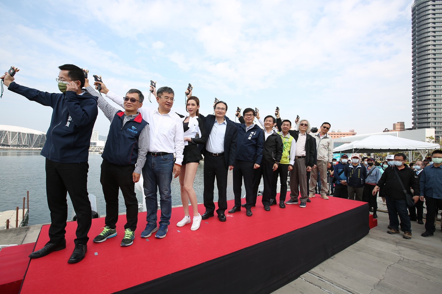 與會來賓為「2021高雄國際帆船賽」鳴槍揭幕。   圖：高雄市政府提供