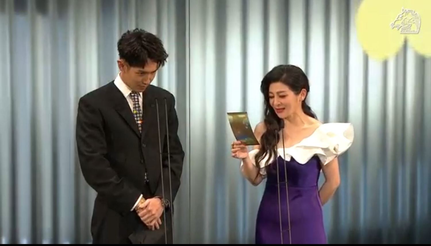 「最佳新演員」與「最佳動畫短片」獎是由柯震東與王彩樺合體頒發。   圖：翻攝自金馬影展臉書