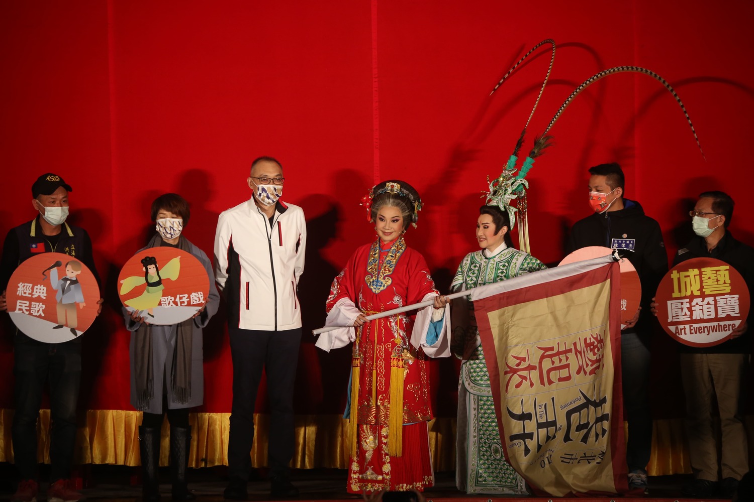 新北副市長謝政達(左三)與唐美雲老師(左四)掛帥授旗。   圖：新北市文化局提供