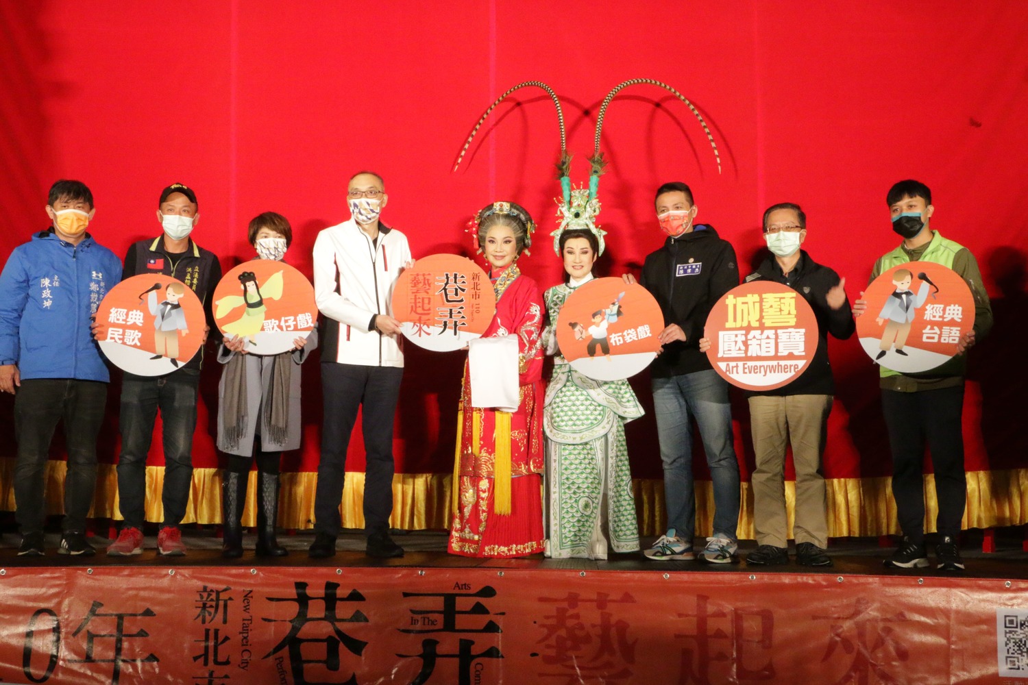 謝政達(左四)與文化局長龔雅雯(左三)及唐美雲(左五)為民祝禱「除疫情」。   圖：新北市文化局提供