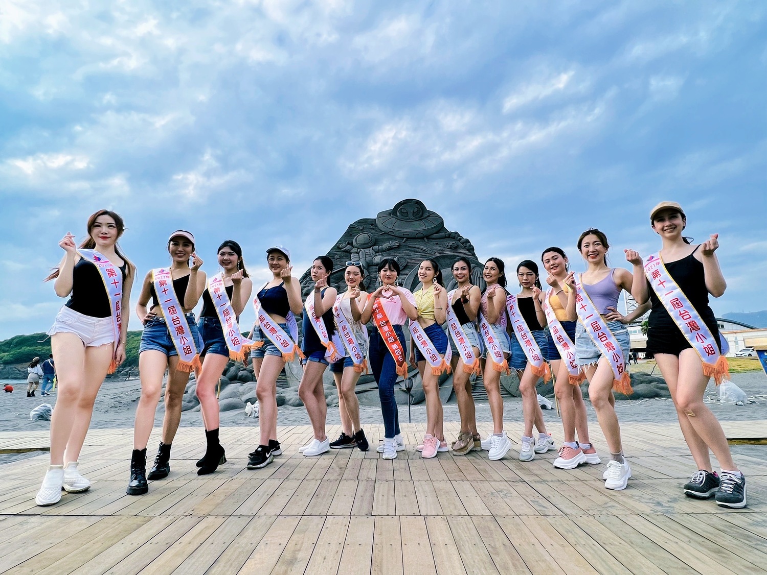 第11屆台灣小姐大會參賽佳麗，到旗津黑沙玩藝節現場。   圖：高雄市觀光局提供