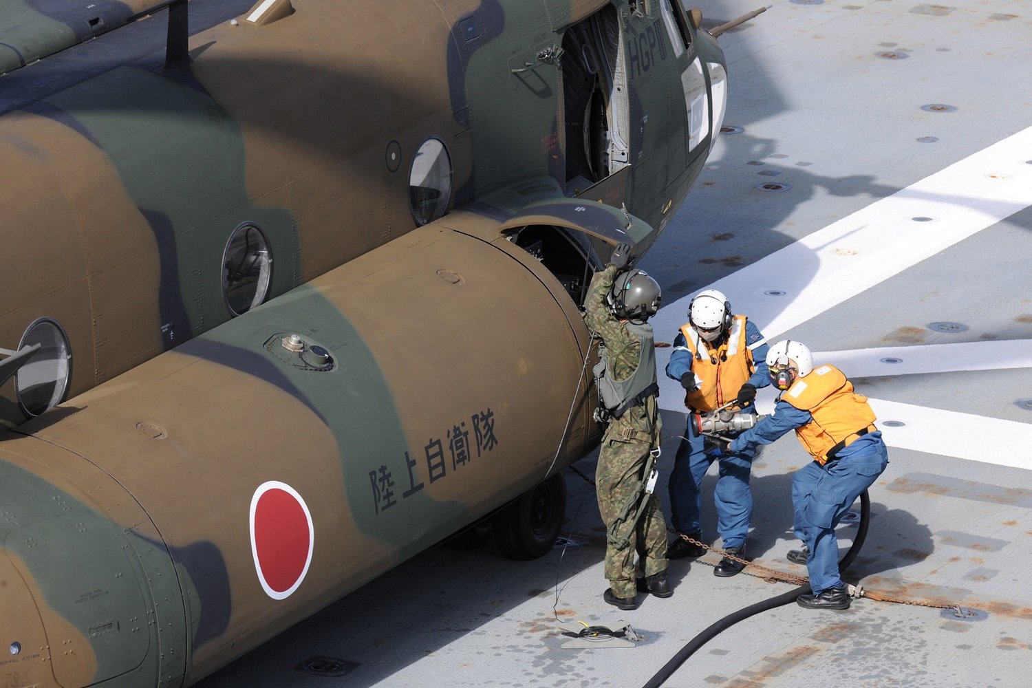 日本「日向級」直升機護衛艦「伊勢號(DDH-182)」為CH-47「契努克」(Chinook)運輸直昇機加油。   圖：翻攝 防衛省統合幕僚監部推特
