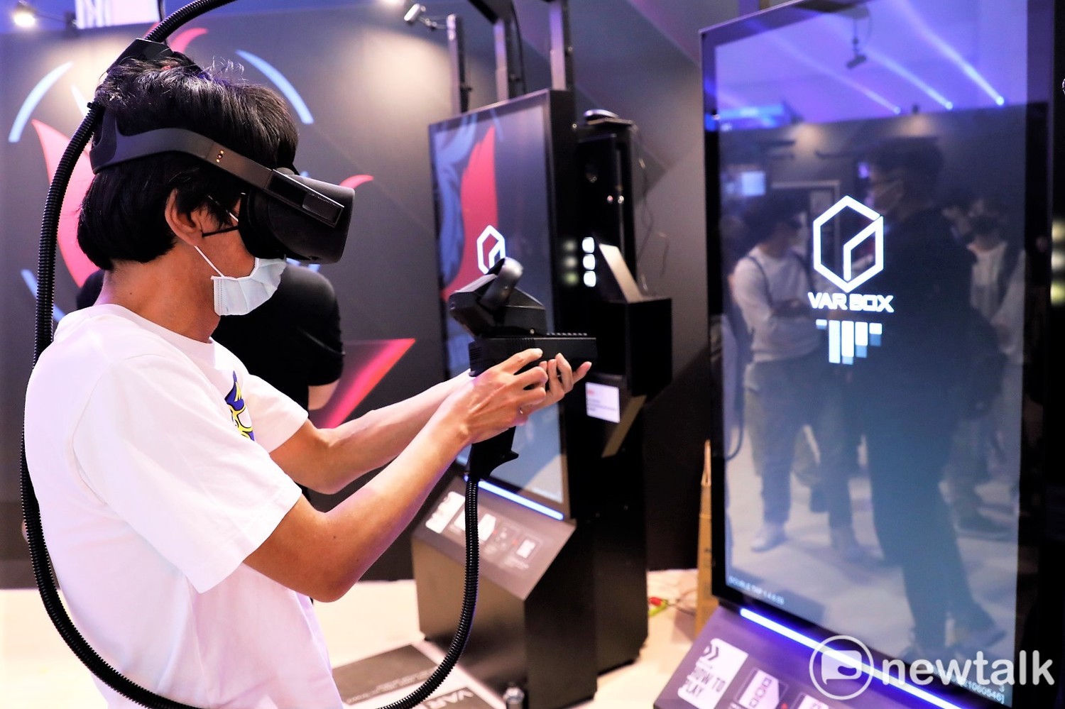 維亞娛樂於2021高雄電競嘉年華展示多款自製VR遊戲。   圖：陳耀宗/攝