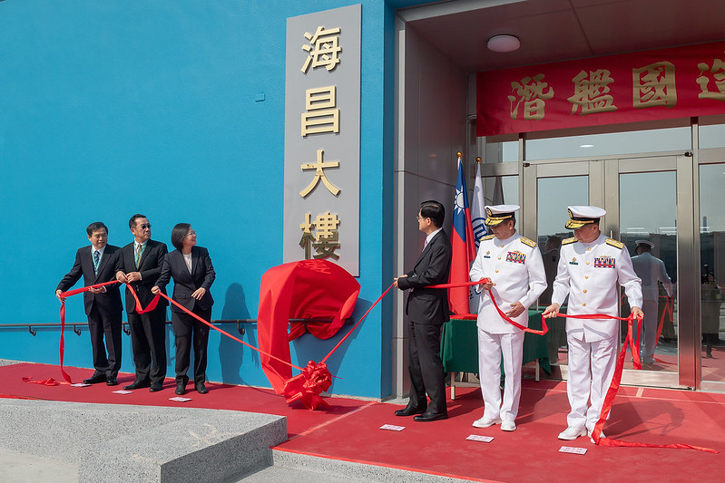 總統蔡英文（左三）2020年11月，親自前往高雄台船公司出席「潛艦國造建造案開工典禮」。   圖：總統府/提供