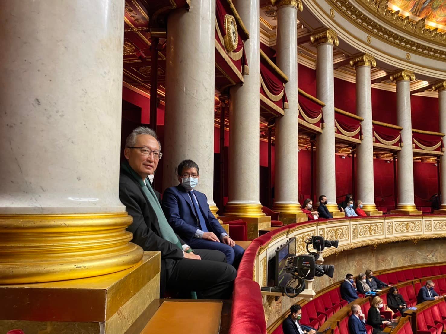法國國民議會29日通過「將台灣納入國際組織轄下工作及多邊平台」決議，我駐法代表吳志中（左）全程坐在議會的外交貴賓旁聽席。   圖：翻攝自吳志中臉書