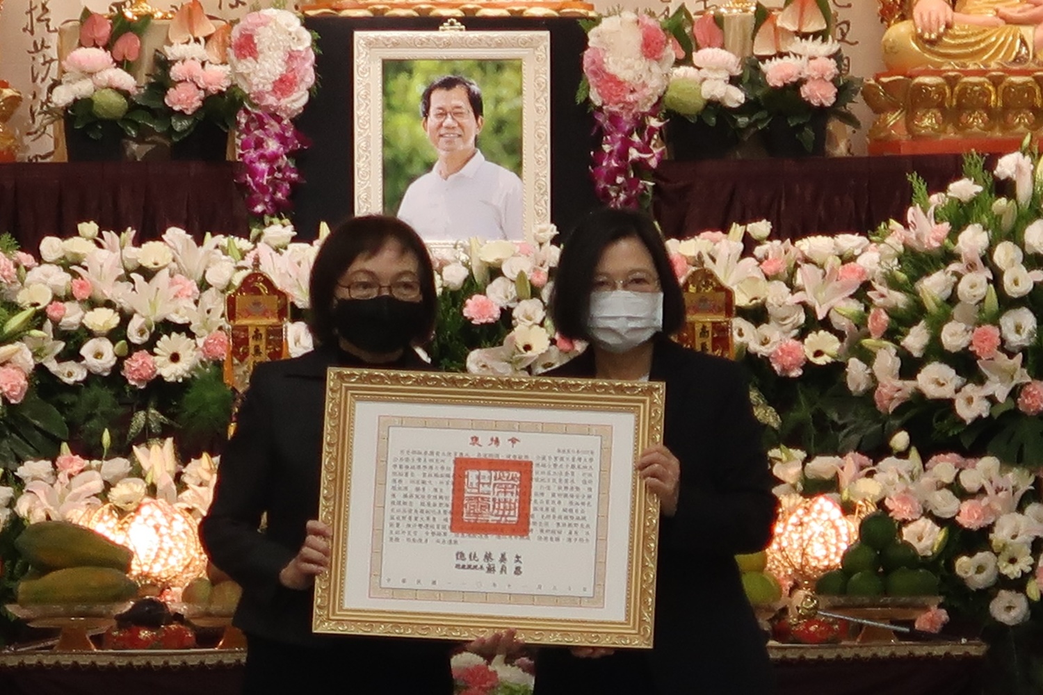 總統蔡英文頒發李應元褒揚令給遺孀黃月桂（左）   圖：林朝億/攝