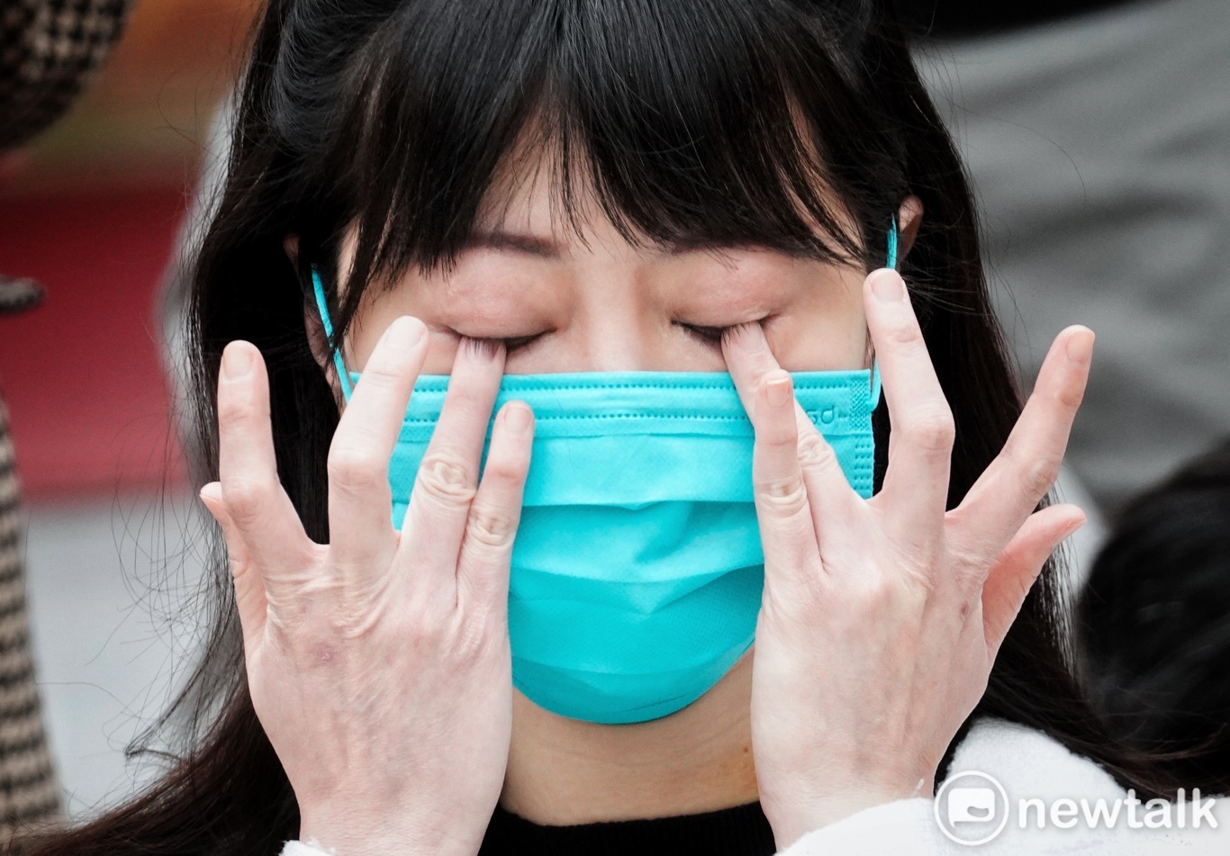 高嘉瑜在記者會中用雙手拭去臉上的淚水，她的脖子和雙手依稀可以看到受暴後留下的傷痕。   圖：張良一/攝